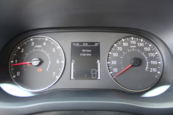 Renault Master T35 2.3 dCi 165 L3. Slechts 8.911km. Afmetingen laadbak: L=4.17cm / B=2.15cm / H=2.36cm Airco, centr. vergr., cruise control, telefoonvoorb., zij-deur, lift, 3-zits, LED dagrijverlichting, laadruimte betimmerd etc.