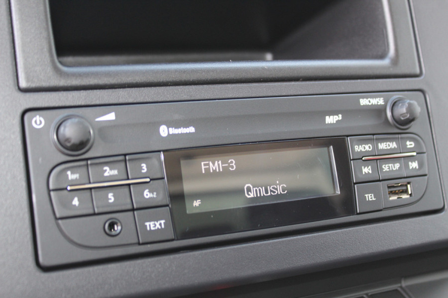 Renault Master T35 2.3 dCi 165 L3. Slechts 8.911km. Afmetingen laadbak: L=4.17cm / B=2.15cm / H=2.36cm Airco, centr. vergr., cruise control, telefoonvoorb., zij-deur, lift, 3-zits, LED dagrijverlichting, laadruimte betimmerd etc.