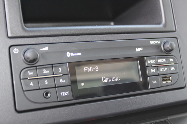 Renault Master T35 2.3 dCi 165 L3. Slechts 8.911km. Afmetingen laadbak: L=4.17cm / B=2.15cm / H=2.36cm Airco, centr. vergr., cruise control, telefoonvoorb., zij-deur, lift, 3-zits, LED dagrijverlichting, laadruimte betimmerd etc.