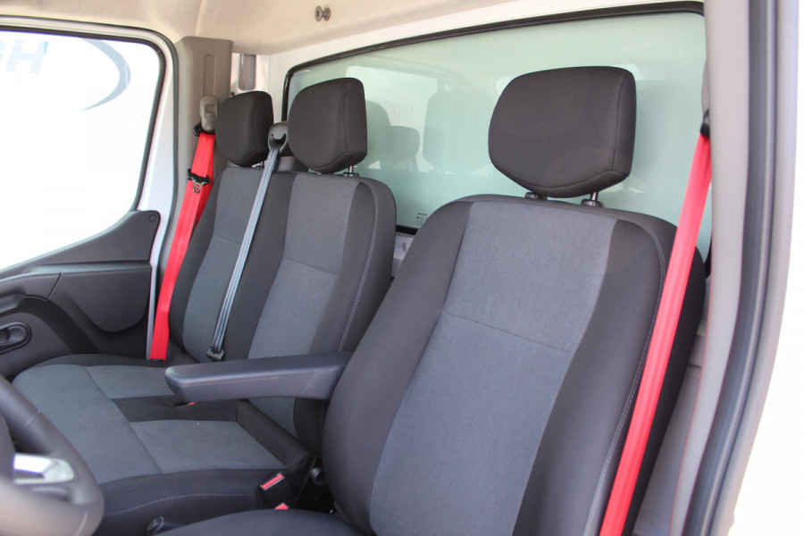 Renault Master T35 2.3 dCi 165 L3. Slechts 8.911km. Afmetingen laadbak: L=4.17cm / B=2.15cm / H=2.36cm Airco, centr. vergr., cruise control, telefoonvoorb., zij-deur, lift, 3-zits, LED dagrijverlichting, laadruimte betimmerd etc.