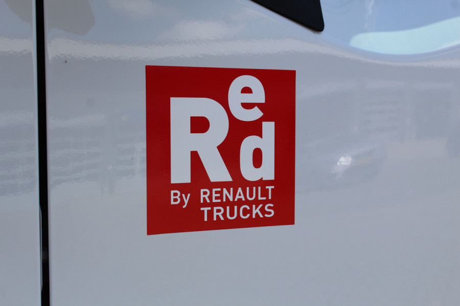 Renault Master T35 2.3 dCi 165 L3. Slechts 8.911km. Afmetingen laadbak: L=4.17cm / B=2.15cm / H=2.36cm Airco, centr. vergr., cruise control, telefoonvoorb., zij-deur, lift, 3-zits, LED dagrijverlichting, laadruimte betimmerd etc.