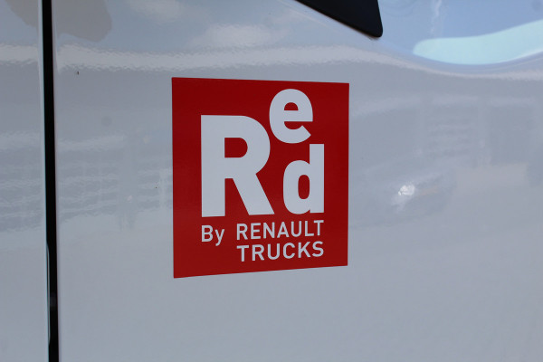 Renault Master T35 2.3 dCi 165 L3. Slechts 8.911km. Afmetingen laadbak: L=4.17cm / B=2.15cm / H=2.36cm Airco, centr. vergr., cruise control, telefoonvoorb., zij-deur, lift, 3-zits, LED dagrijverlichting, laadruimte betimmerd etc.