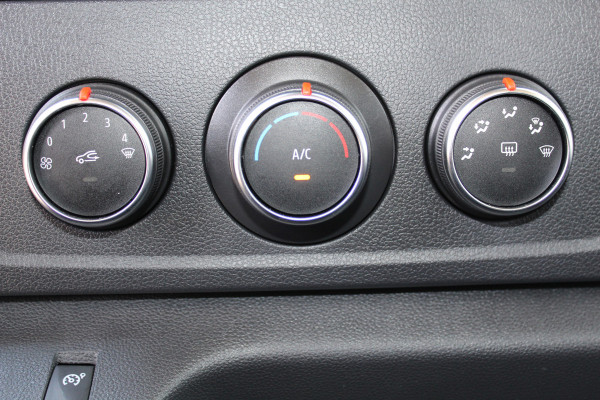 Renault Master T35 2.3 dCi 165 L3. Slechts 8.911km. Afmetingen laadbak: L=4.17cm / B=2.15cm / H=2.36cm Airco, centr. vergr., cruise control, telefoonvoorb., zij-deur, lift, 3-zits, LED dagrijverlichting, laadruimte betimmerd etc.