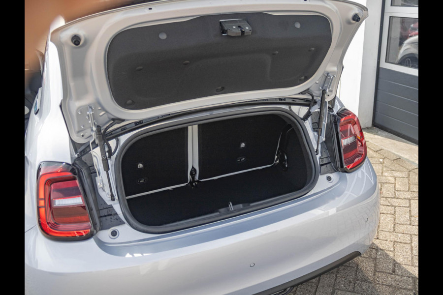 Fiat 500E Cabrio La Prima 42 kWh | Clima | Cruise | Leder | 17" | Priv Glass | Winter Pack | JBL Sound | BSM | Apple Carplay