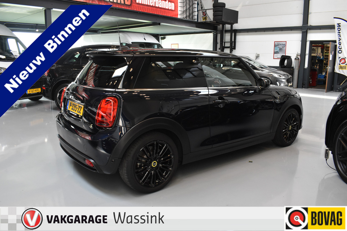 MINI Mini Electric Resolute edition 33 kWh Pano automaat resolute edition 135kw 1e eigenaar n.a.p. Pano / Leder / Harman Kardon / Head Up / Camera / Keyless MINI Mini Electric Resolute edition 33 kWh Pano automaat resolute edition 135kw 1e eigenaar n.a.p. Pano / Leder / Harman Kardon / Head Up / Camera / Keyless