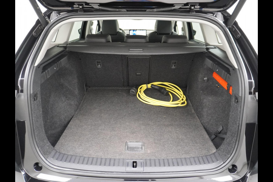 Škoda ENYAQ iV 60 ORIG. NL. NAP KM. | CAMERA | STOELVERWARMING VOOR + ACHTER | ELEK. TREKHAAK