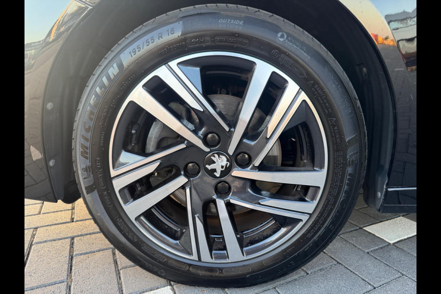 Peugeot 208 1.2 PureTech Allure 100 PK Carbon | Nav | Camera | Sensor