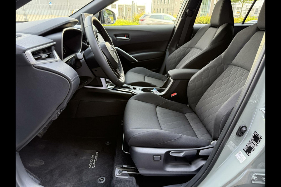 Toyota Corolla Cross Hybrid 140 Dynamic ook in kleur zwart en blauw