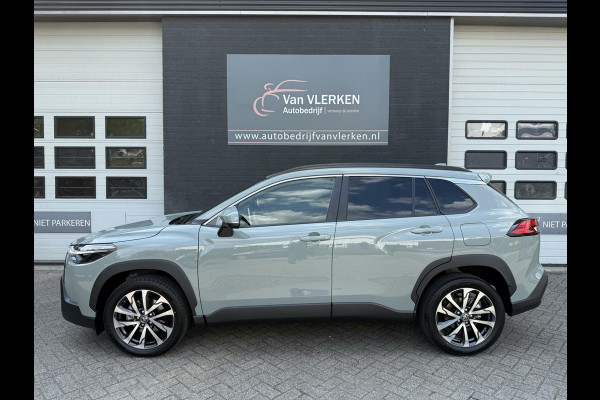Toyota Corolla Cross Hybrid 140 Dynamic ook in kleur zwart en blauw