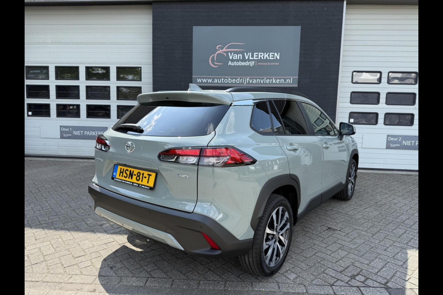 Toyota Corolla Cross Hybrid 140 Dynamic ook in kleur zwart en blauw