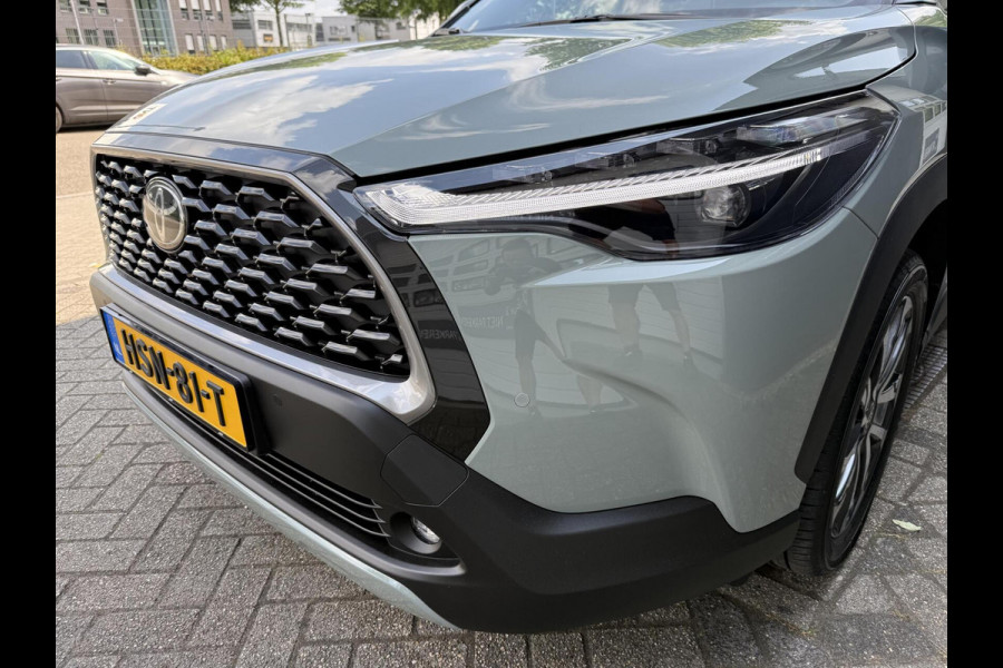 Toyota Corolla Cross Hybrid 140 Dynamic ook in kleur zwart en blauw