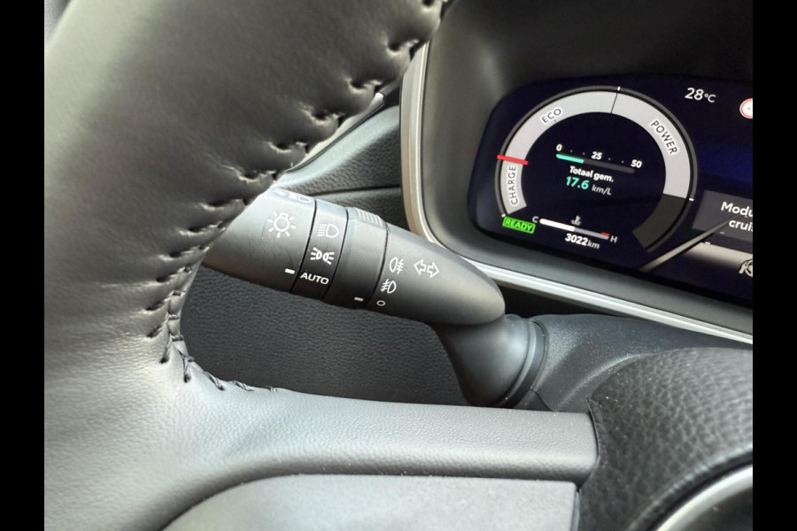 Toyota Corolla Cross Hybrid 140 Dynamic ook in kleur zwart en blauw