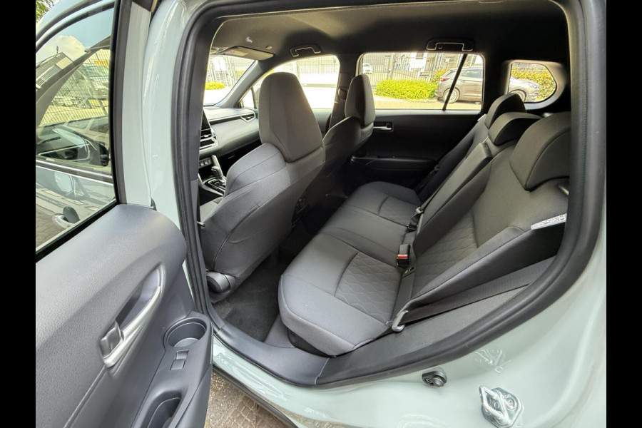 Toyota Corolla Cross Hybrid 140 Dynamic ook in kleur zwart en blauw