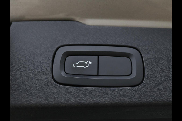 Volvo V60 2.0 T5 Momentum | Leder | Trekhaak | Stoelverwarming | LMV 20 inch | Harman/Kardon | Adaptive cruise | DAB+