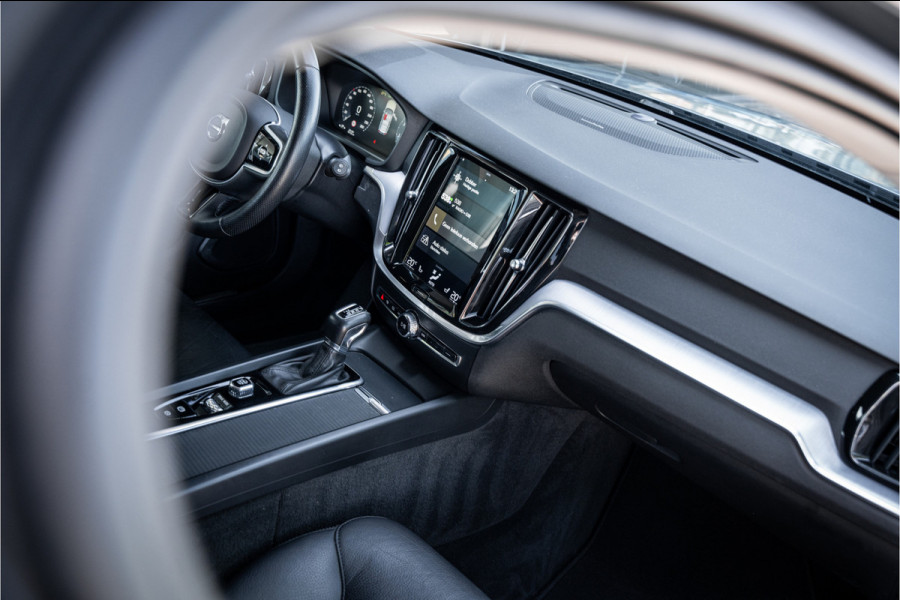 Volvo V60 2.0 T5 Momentum Geartr. (250pk) ** Intellisafe Surround ** Trekhaak ** Leer