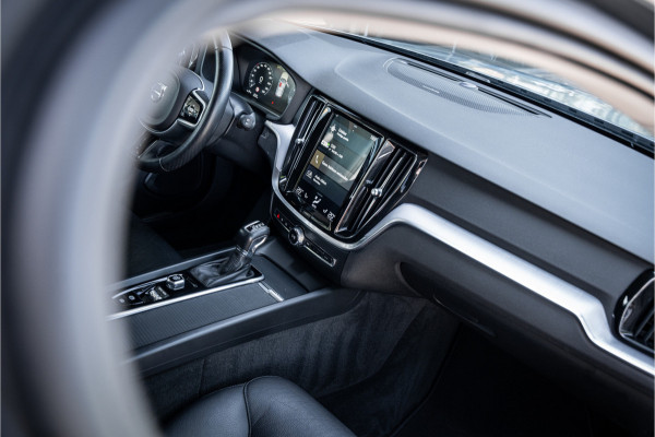 Volvo V60 2.0 T5 Momentum Geartr. (250pk) ** Intellisafe Surround ** Trekhaak ** Leer