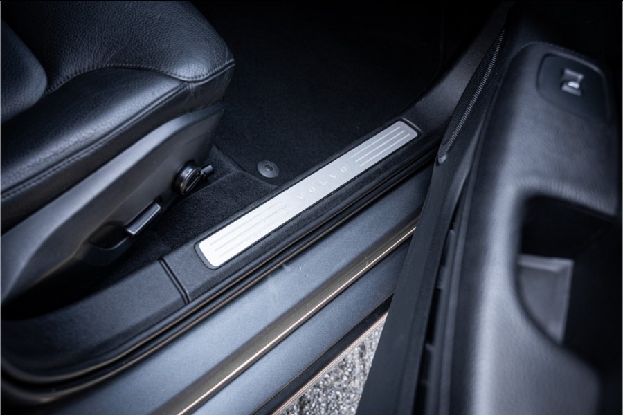 Volvo V60 2.0 T5 Momentum Geartr. (250pk) ** Intellisafe Surround ** Trekhaak ** Leer