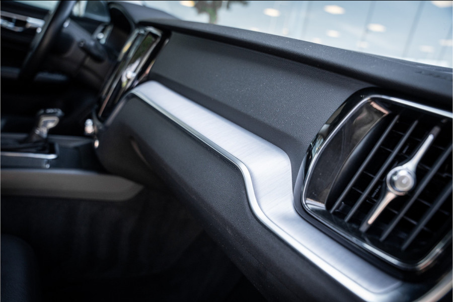 Volvo V60 2.0 T5 Momentum Geartr. (250pk) ** Intellisafe Surround ** Trekhaak ** Leer