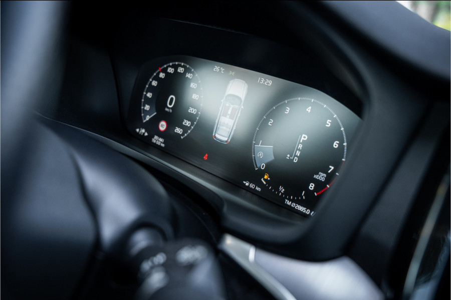 Volvo V60 2.0 T5 Momentum Geartr. (250pk) ** Intellisafe Surround ** Trekhaak ** Leer