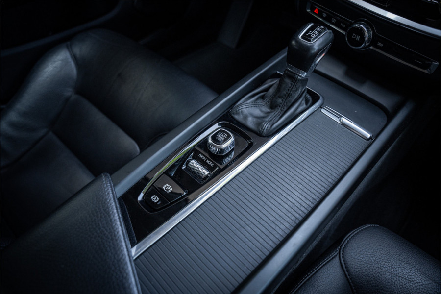 Volvo V60 2.0 T5 Momentum Geartr. (250pk) ** Intellisafe Surround ** Trekhaak ** Leer