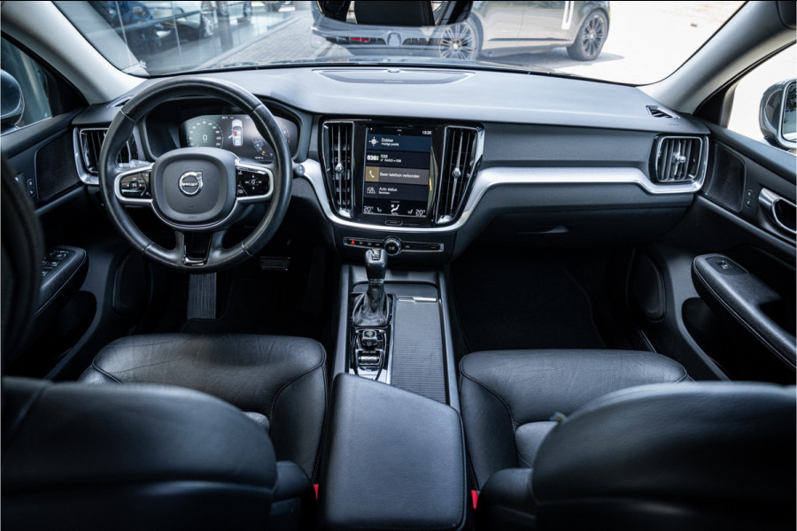 Volvo V60 2.0 T5 Momentum Geartr. (250pk) ** Intellisafe Surround ** Trekhaak ** Leer