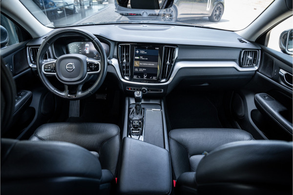Volvo V60 2.0 T5 Momentum Geartr. (250pk) ** Intellisafe Surround ** Trekhaak ** Leer