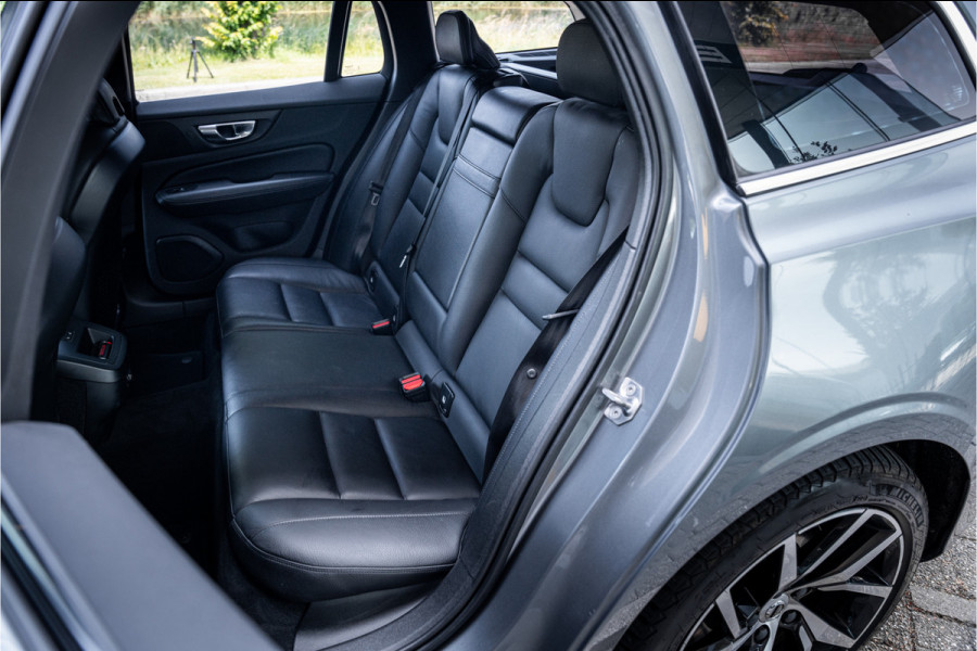 Volvo V60 2.0 T5 Momentum Geartr. (250pk) ** Intellisafe Surround ** Trekhaak ** Leer