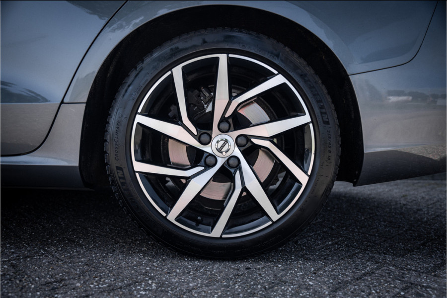 Volvo V60 2.0 T5 Momentum Geartr. (250pk) ** Intellisafe Surround ** Trekhaak ** Leer