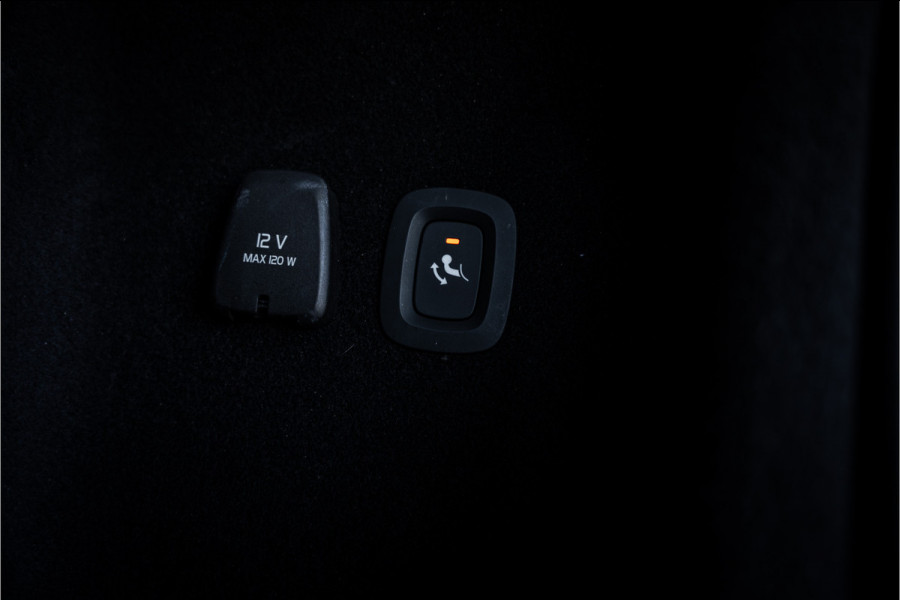 Volvo V60 2.0 T5 Momentum Geartr. (250pk) ** Intellisafe Surround ** Trekhaak ** Leer