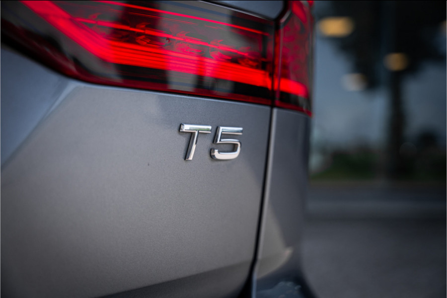 Volvo V60 2.0 T5 Momentum Geartr. (250pk) ** Intellisafe Surround ** Trekhaak ** Leer