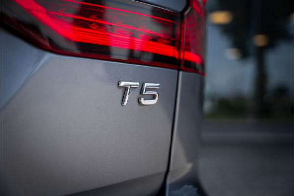 Volvo V60 2.0 T5 Momentum Geartr. (250pk) ** Intellisafe Surround ** Trekhaak ** Leer