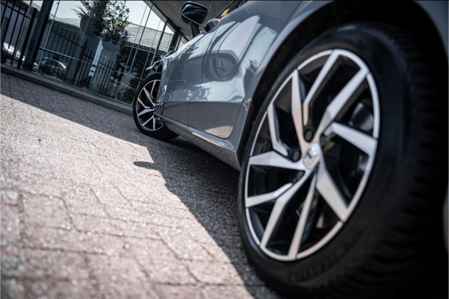 Volvo V60 2.0 T5 Momentum Geartr. (250pk) ** Intellisafe Surround ** Trekhaak ** Leer
