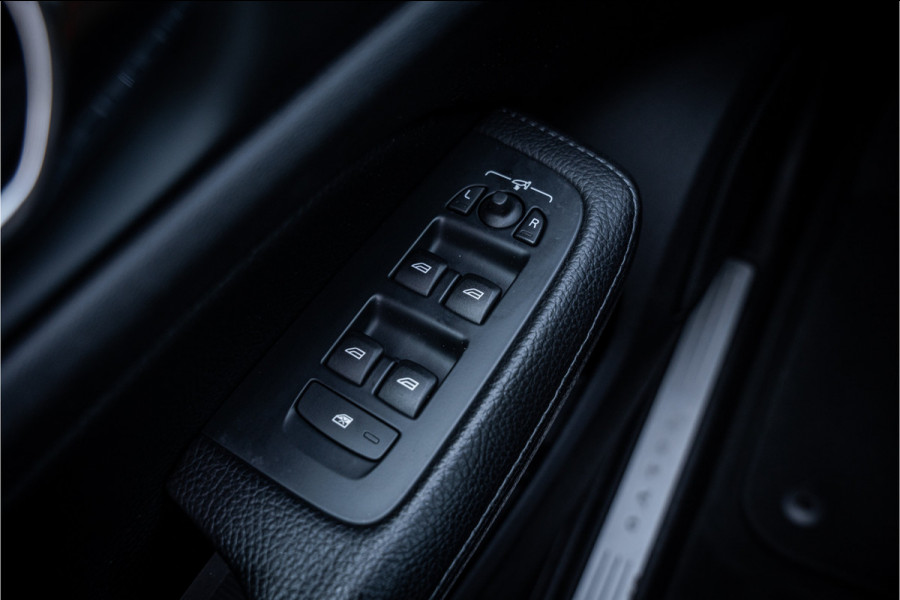 Volvo V60 2.0 T5 Momentum Geartr. (250pk) ** Intellisafe Surround ** Trekhaak ** Leer