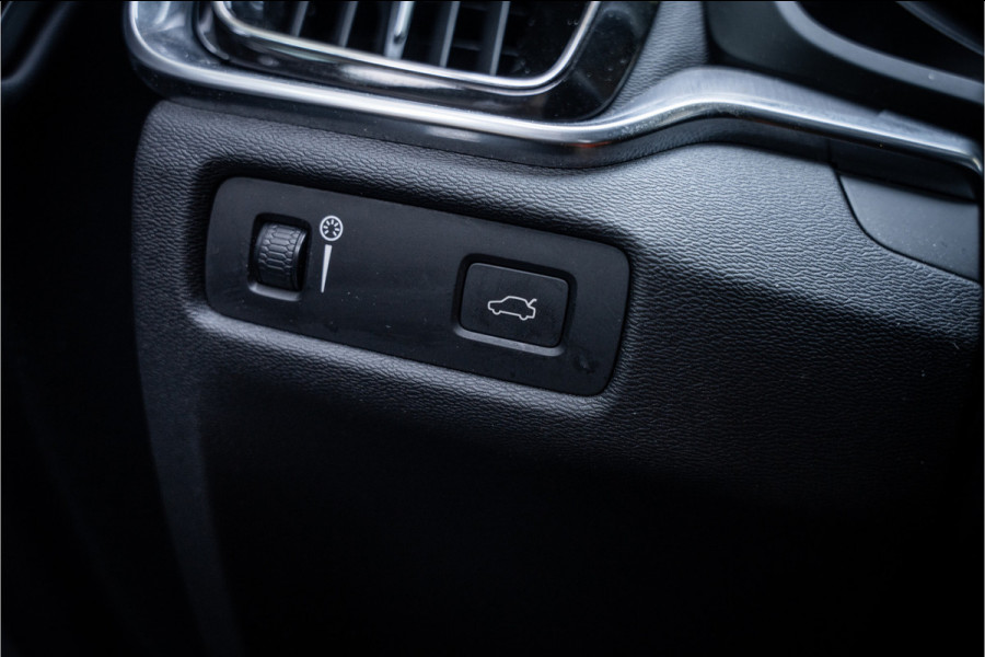 Volvo V60 2.0 T5 Momentum Geartr. (250pk) ** Intellisafe Surround ** Trekhaak ** Leer