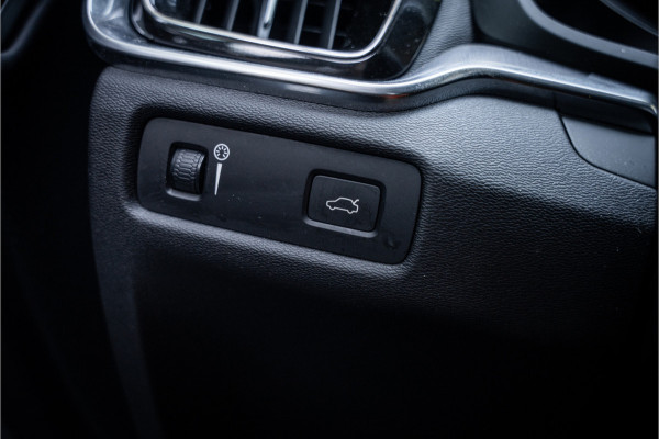 Volvo V60 2.0 T5 Momentum Geartr. (250pk) ** Intellisafe Surround ** Trekhaak ** Leer