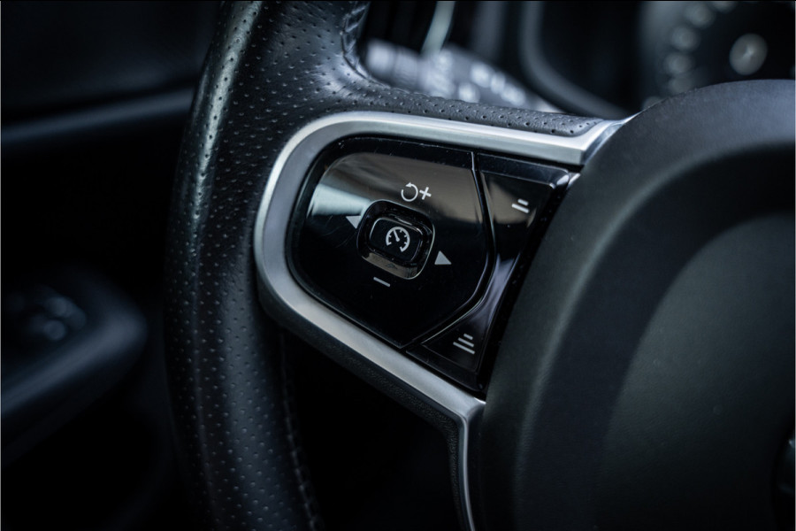 Volvo V60 2.0 T5 Momentum Geartr. (250pk) ** Intellisafe Surround ** Trekhaak ** Leer