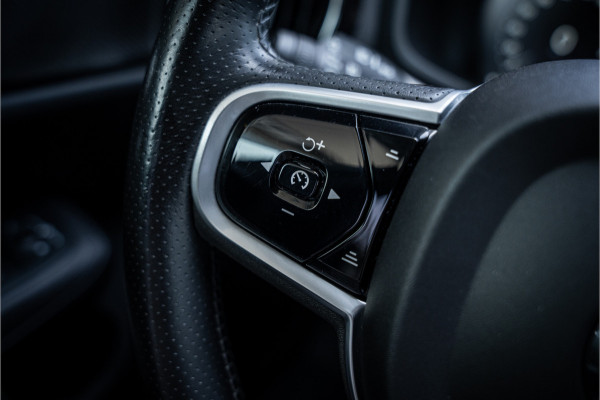 Volvo V60 2.0 T5 Momentum Geartr. (250pk) ** Intellisafe Surround ** Trekhaak ** Leer