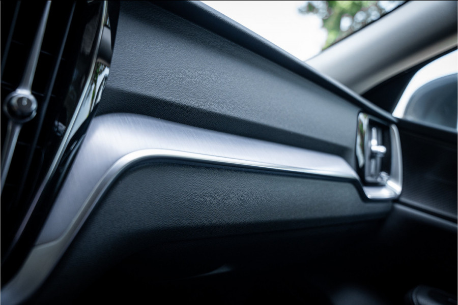 Volvo V60 2.0 T5 Momentum Geartr. (250pk) ** Intellisafe Surround ** Trekhaak ** Leer