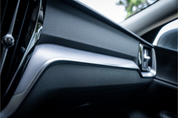Volvo V60 2.0 T5 Momentum Geartr. (250pk) ** Intellisafe Surround ** Trekhaak ** Leer
