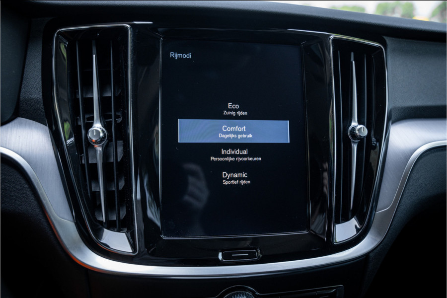 Volvo V60 2.0 T5 Momentum Geartr. (250pk) ** Intellisafe Surround ** Trekhaak ** Leer