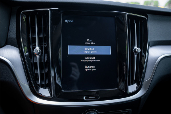 Volvo V60 2.0 T5 Momentum Geartr. (250pk) ** Intellisafe Surround ** Trekhaak ** Leer