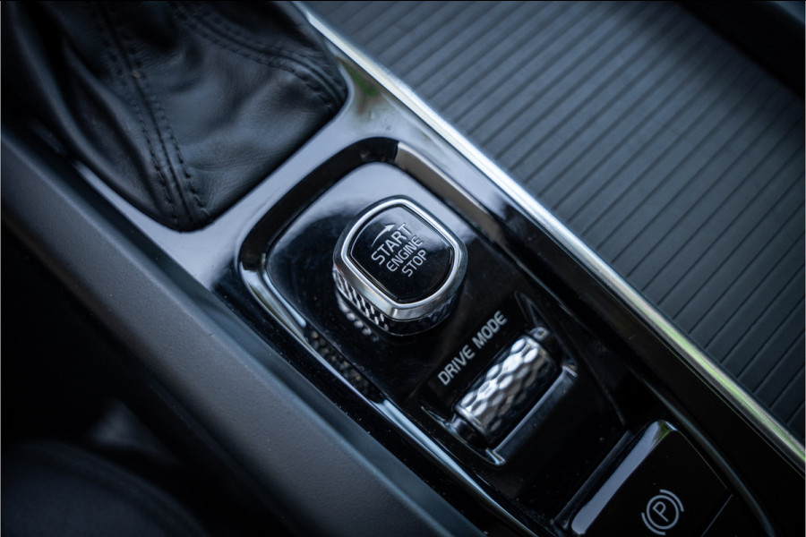 Volvo V60 2.0 T5 Momentum Geartr. (250pk) ** Intellisafe Surround ** Trekhaak ** Leer