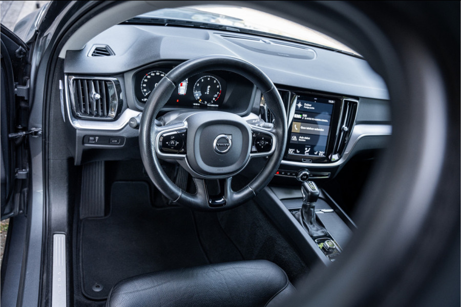 Volvo V60 2.0 T5 Momentum Geartr. (250pk) ** Intellisafe Surround ** Trekhaak ** Leer
