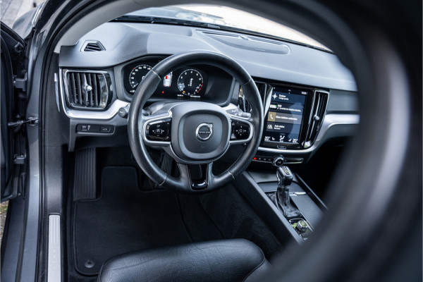 Volvo V60 2.0 T5 Momentum Geartr. (250pk) ** Intellisafe Surround ** Trekhaak ** Leer