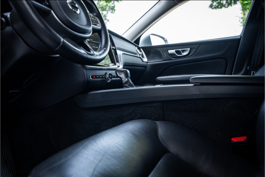 Volvo V60 2.0 T5 Momentum Geartr. (250pk) ** Intellisafe Surround ** Trekhaak ** Leer