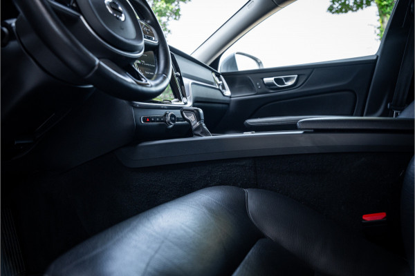 Volvo V60 2.0 T5 Momentum Geartr. (250pk) ** Intellisafe Surround ** Trekhaak ** Leer