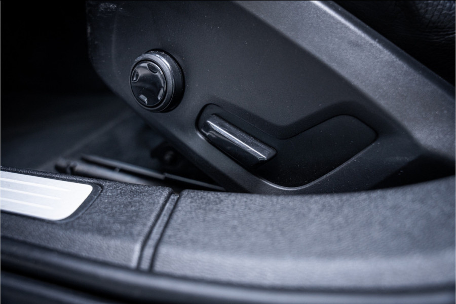 Volvo V60 2.0 T5 Momentum Geartr. (250pk) ** Intellisafe Surround ** Trekhaak ** Leer