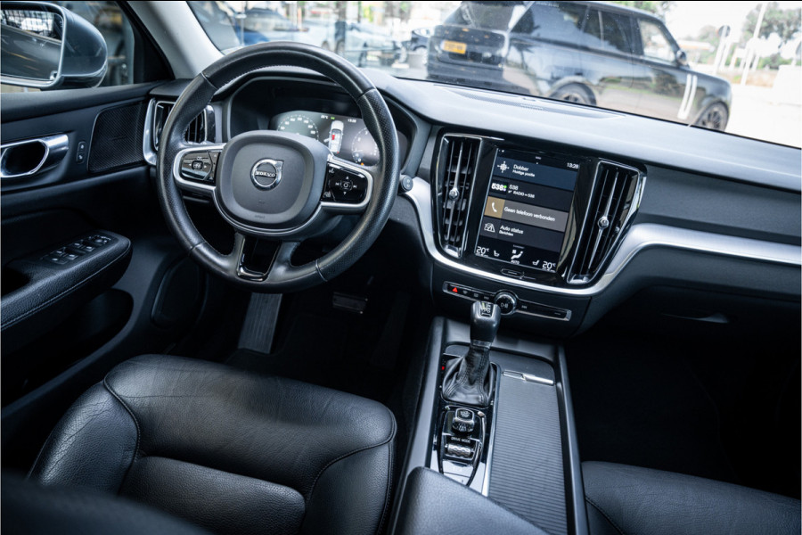 Volvo V60 2.0 T5 Momentum Geartr. (250pk) ** Intellisafe Surround ** Trekhaak ** Leer