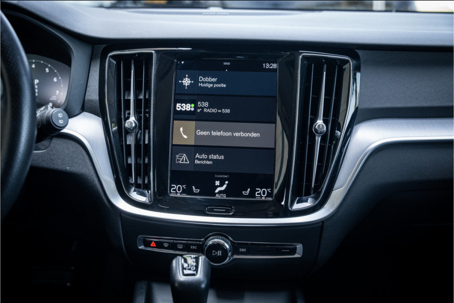 Volvo V60 2.0 T5 Momentum Geartr. (250pk) ** Intellisafe Surround ** Trekhaak ** Leer