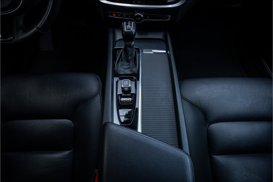 Volvo V60 2.0 T5 Momentum Geartr. (250pk) ** Intellisafe Surround ** Trekhaak ** Leer